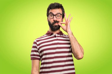 Sessizlik yapma gözlüklü adam jest renkli arka plan üzerinde