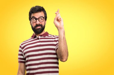 Renkli arka plan üzerinde geçiş parmaklarıyla gözlüklü adam