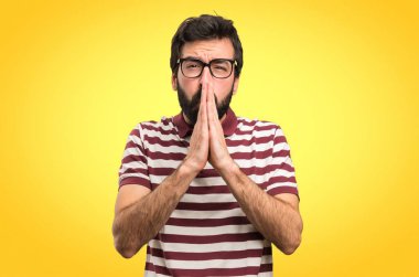 Renkli arka plan üzerinde yalvaran gözlüklü adam