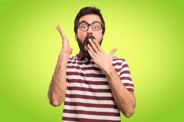 Sürpriz yapma gözlüklü adam jest renkli arka plan üzerinde