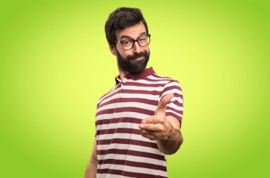 Renkli arka plan üzerinde anlaşma gözlüklü adam