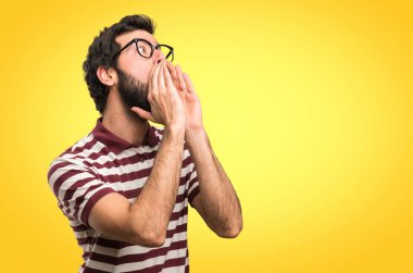 Renkli arka plan üzerinde bağırarak gözlüklü adam