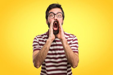 Renkli arka plan üzerinde bağırarak gözlüklü adam