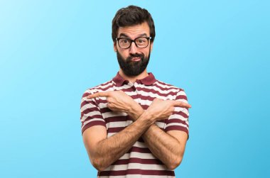 Renkli arka plan üzerinde şüpheleri Laterallerin işaret eden gözlüklü adam