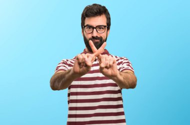 Renkli arka plan üzerinde hiçbir jest yapma gözlüklü adam