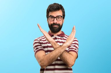 Renkli arka plan üzerinde hiçbir jest yapma gözlüklü adam