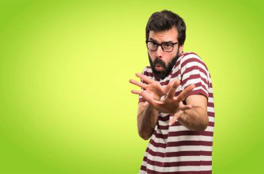 Renkli arka plan üzerinde gözlüklü korkmuş adam