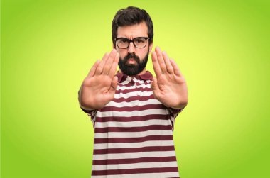 Kırmızı renkli arka plan üzerinde yapma gözlüklü adam