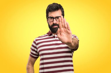 Kırmızı renkli arka plan üzerinde yapma gözlüklü adam