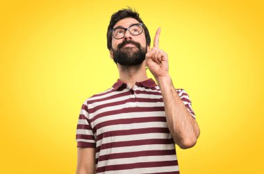 Renkli arka plan üzerinde yukarıyı gözlüklü adam