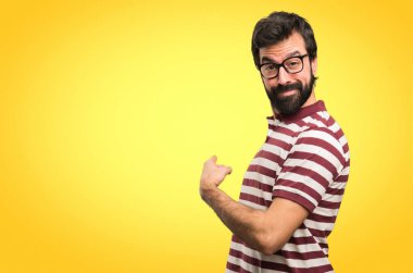 Geri renkli arka plan üzerinde işaret gözlüklü adam