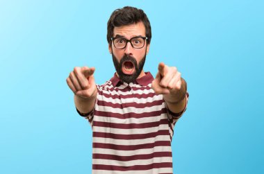 Açık renkli arka plan üzerinde işaret gözlüklü adam