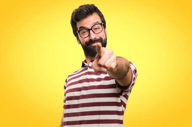 Açık renkli arka plan üzerinde işaret gözlüklü adam