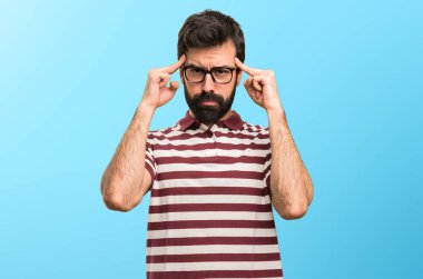 Renkli arka plan üzerinde düşünme gözlüklü adam