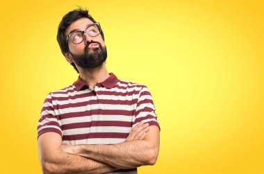 Renkli arka plan üzerinde düşünme gözlüklü adam