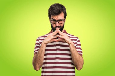 Renkli arka plan üzerinde düşünme gözlüklü adam