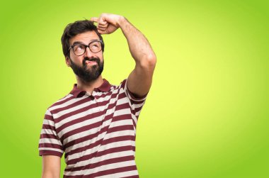 Renkli arka plan üzerinde şüpheleri gözlüklü adam