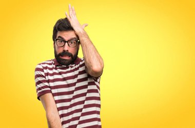 Renkli arka plan üzerinde şüpheleri gözlüklü adam