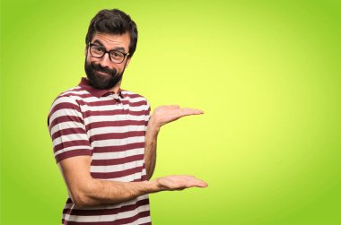 Bir şey renkli arka plan üzerinde sunulması gözlüklü adam