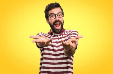 Bir şey renkli arka plan üzerinde sunulması gözlüklü adam