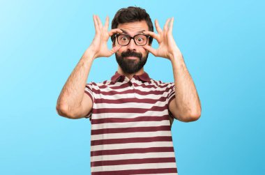 Bir şey renkli arka plan üzerinde gösterilen gözlüklü adam