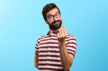 Para yapma gözlüklü adam jest renkli arka plan üzerinde