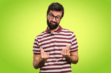 Renkli arka plan üzerinde gözlüklü harap adam