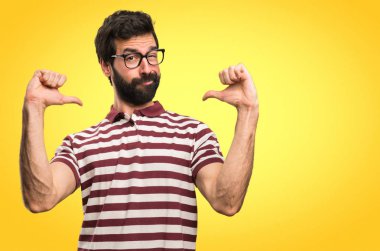 Renkli arka plan üzerinde kendisiyle gurur gözlüklü adam