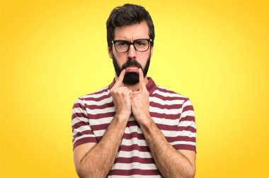 Gözlük renkli arka plan üzerinde üzgün adam