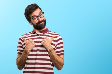 Renkli arka plan üzerinde başparmak ile gözlüklü adam