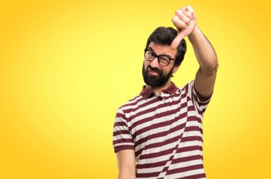 Kötü sinyal renkli arka plan üzerinde yapma gözlüklü adam