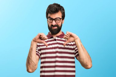 Kötü sinyal renkli arka plan üzerinde yapma gözlüklü adam