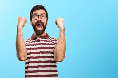 Renkli arka plan üzerinde gözlüklü şanslı adam