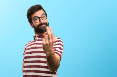 Renkli arka plan üzerinde önümüzdeki jest yapıyor gözlüklü adam