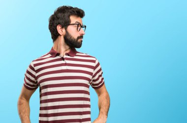 Renkli arka plan üzerinde yanal seyir gözlüklü adam