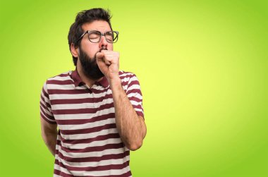 Çok renkli arka plan üzerinde öksürük gözlüklü adam