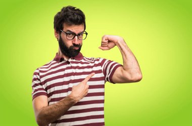 Renkli arka plan üzerinde güçlü bir jest yapma gözlüklü adam