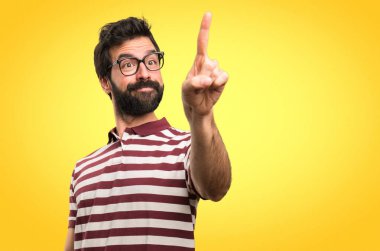 Renkli arka plan şeffaf ekranda dokunmadan gözlüklü adam