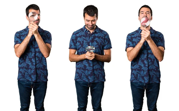 Esmer adam büyüteç ile kümesi