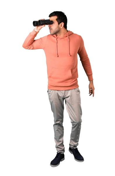 Całe Ciało Człowieka Różowy Bluzę Szukasz Czegoś Oddali Białym Tle — Zdjęcie stockowe