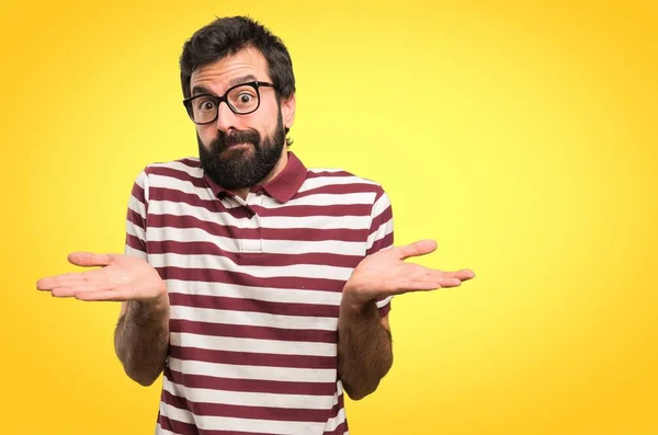 Mannen Med Glasögon Gör Oviktigt Gest Färgstarka Bakgrund — Stockfoto