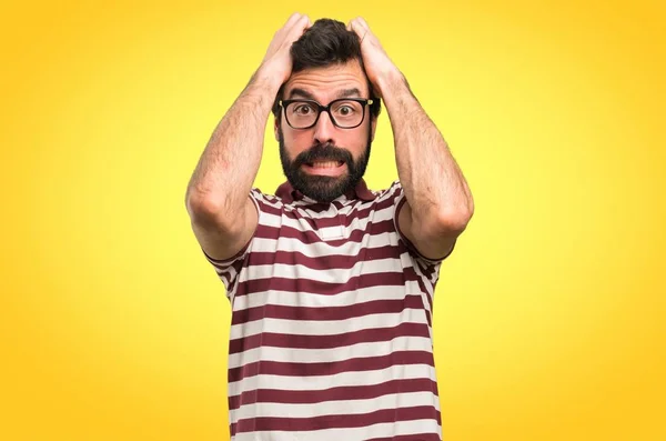 Hombre Frustrado Con Gafas Sobre Fondo Colorido — Foto de Stock