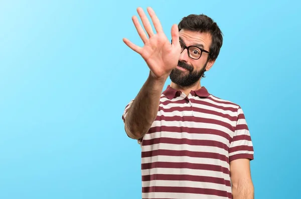 Homme Avec Des Lunettes Saluant Sur Fond Coloré — Photo