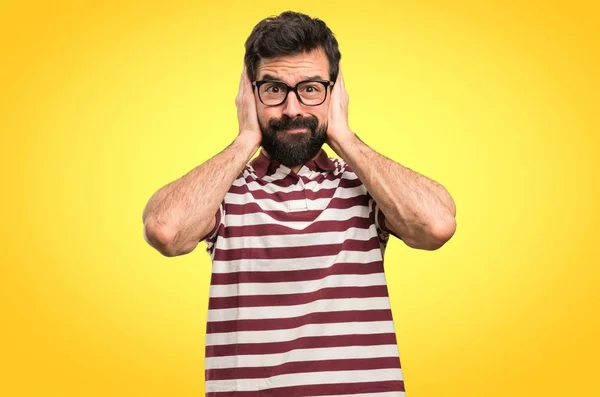 Homme Avec Des Lunettes Couvrant Ses Oreilles Sur Fond Coloré — Photo