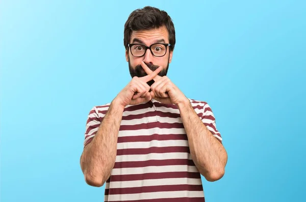 Άντρας Γυαλιά Κάνει Σιωπή Χειρονομία Πολύχρωμο Φόντο — Φωτογραφία Αρχείου