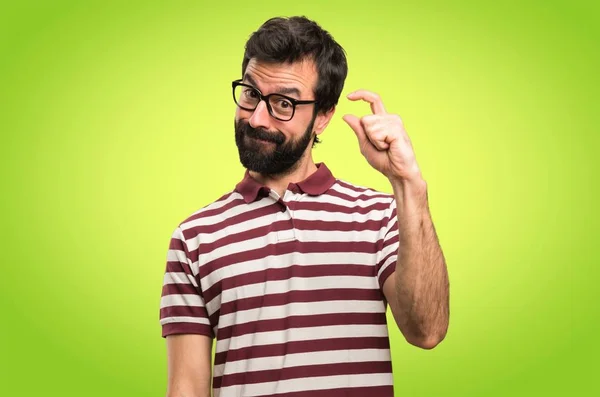 Homem Com Óculos Fazendo Pequeno Sinal Fundo Colorido — Fotografia de Stock