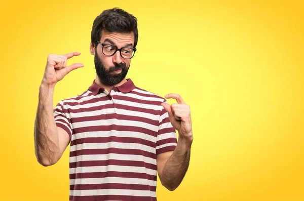 Homme Avec Des Lunettes Faisant Signe Minuscule Sur Fond Coloré — Photo