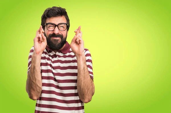Homem Com Óculos Com Dedos Cruzando Fundo Colorido — Fotografia de Stock