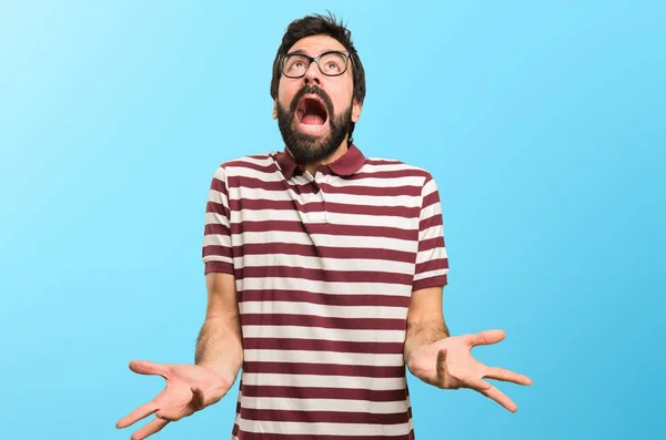 Hombre Con Gafas Suplicando Sobre Fondo Colorido —  Fotos de Stock