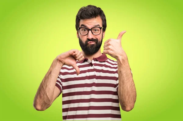 Homem Com Óculos Fazendo Bom Mau Sinal Fundo Colorido — Fotografia de Stock